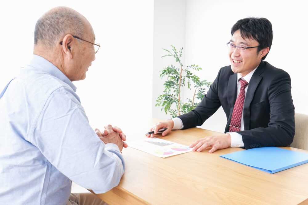 不動産売却の相談をする顧客と営業担当者