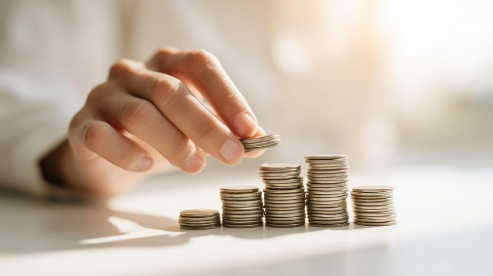 硬貨を重ねてお金を積み立てるイメージ