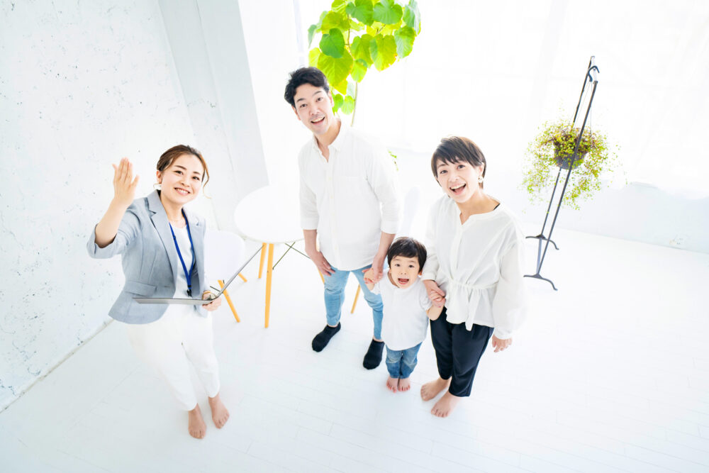 住宅の内覧をしている家族