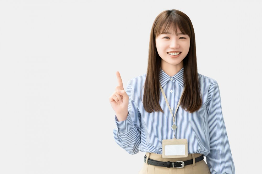 人差し指を立てて注意を促す女性