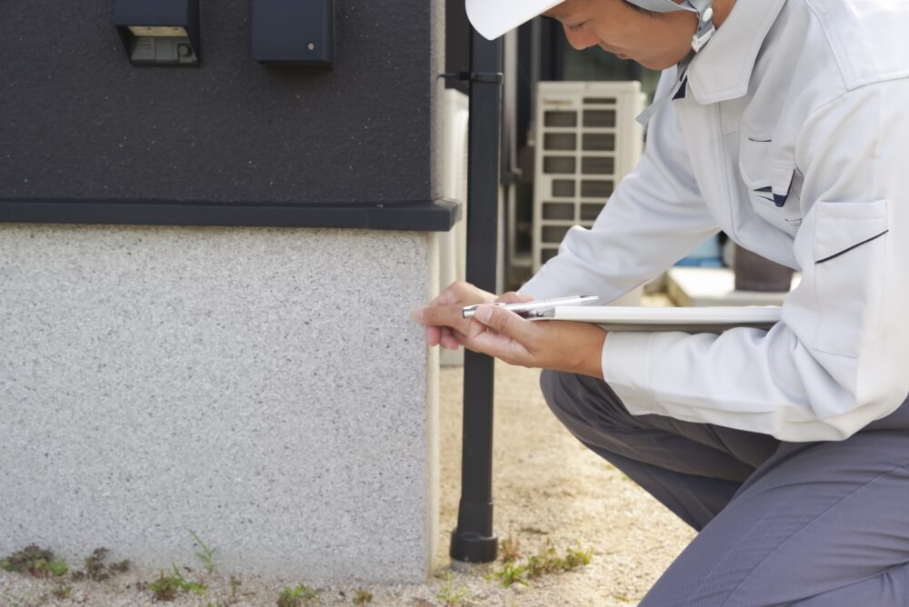 住宅の基礎を診断している男性